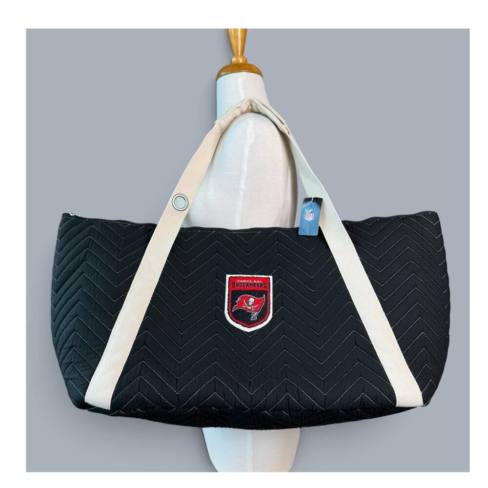 Tampa Bay Buccaneers NFL Large Travel Tote Duffle Bag Black Zippered Quilted New